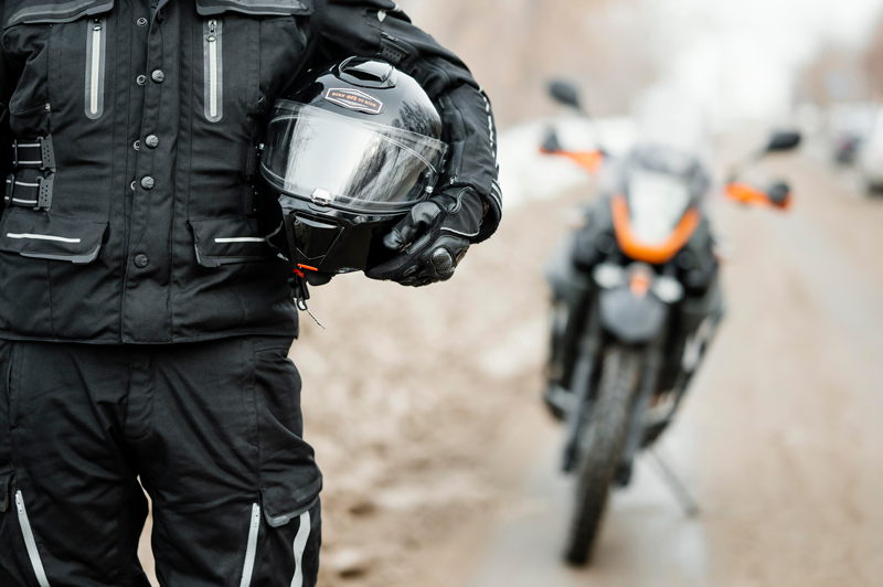 men-riding-motorcycle-winter-day9